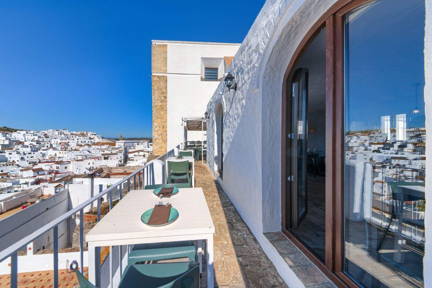 Terraza del Restaurante La Judería con vistas al casco histórico de Vejer