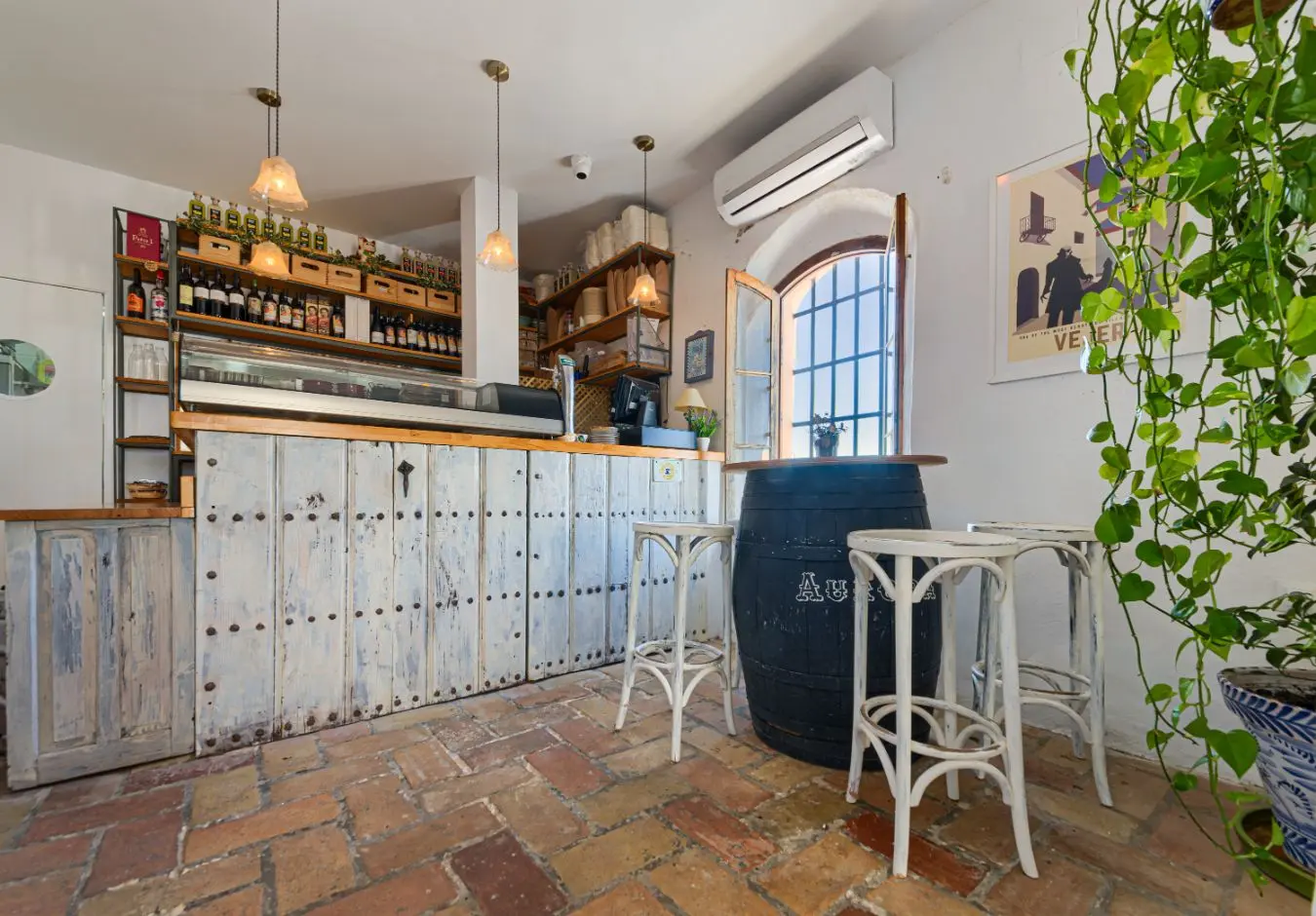 Barra interior con selección de vinos